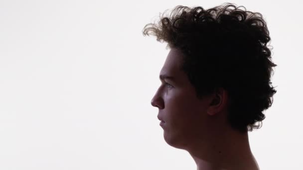 Homme Sérieux Portrait Profil Esprit Conscient Calme Concentré Silhouette Gars — Video