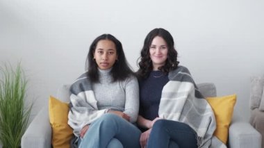 Dişi arkadaşlar. Ev tatili. Memnun oldum. Hoş, güler yüzlü, rahat kadınlar kanepede oturur, iç mekâna ekose örterler..