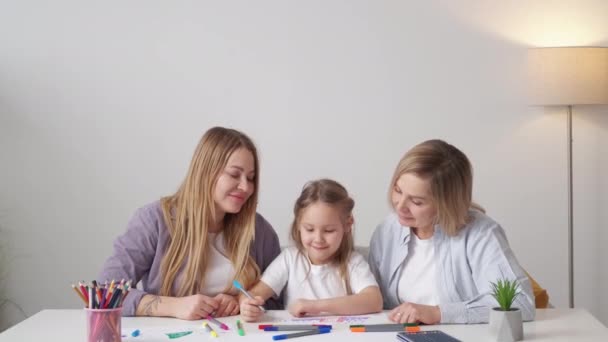 Studium Der Malerei Unterstützende Familie Kreatives Leben Kleines Mädchen Zeichnet — Stockvideo