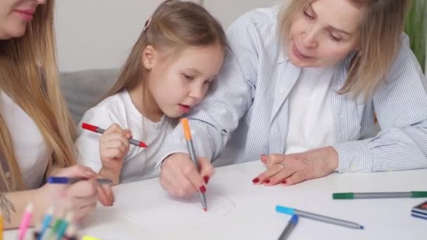 Kreative Familie Weibliche Beziehung Zeit Genießen Glückliches Kleines Mädchen Zeichnet — Stockvideo