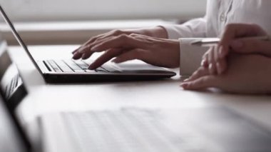 Şirket eğitimi. Ofis yönetimi. Profesyonel danışmanlık. Ofiste dizüstü bilgisayarda yazı yazan çalışanlara ders veren tanınmamış kadın iş uzmanı..