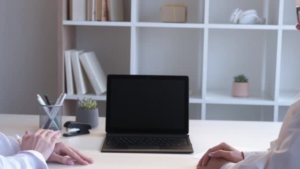 ビジネス ウェビナー ビデオ会議だ デジタル会議 オフィスのインテリアで黒の空白の画面とモックアップノートパソコンでオンラインコースを見ている女性の同僚 — ストック動画