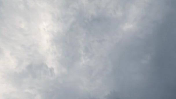天空的气氛 云彩泡沫 自由精神 浓密的灰蓬松的云彩像臭氧间歇泉一样飞舞着 — 图库视频影像