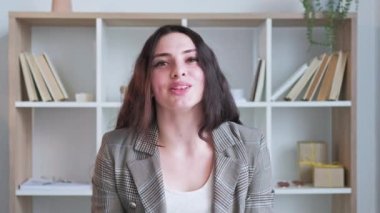 Giyinme sınıfı. E-öğrenme röportajı. Uzaktan eğitim. Kendine güvenen koç kadın iç mekanda konuşuyor. Uzun video çekimi.