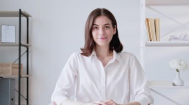 İnternet konferansı. Uzaktan görüşme. İş seyahati. Kendine güvenen yönetici kadın sanal ofiste projeyi tartışıyor. Uzun video çekimi.