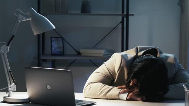 Termin Pracy Śpiący Człowiek Ciężki Projekt Biuro Facet Budzi Się — Wideo stockowe