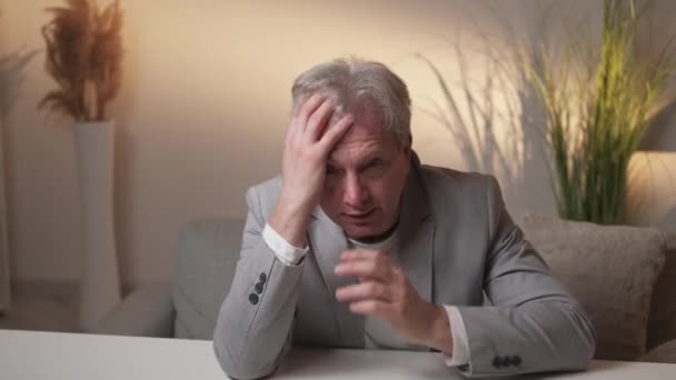 Vyčerpaný Muž Tvrdá Práce Situace Stresu Unavený Ustaraný Stařec Obleku — Stock video