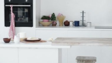 Lezzetli bir pastane. Aile yemekleri. Keyifli bir an. Mutlu anne ve kız kanepede oturup zencefilli kurabiye yiyor..