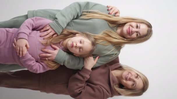 Vertikal Video Fotografering Lycklig Familj Kvinnlig Generation Leende Flicka Poserar — Stockvideo