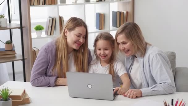 Nätmöte Lycklig Familj Digital Teknik Leende Mor Och Mormor Pratar — Stockvideo