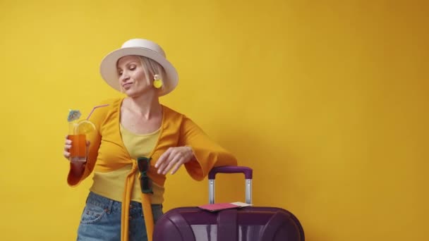 Відпустка Радість Впевнена Жінка Літнє Натхнення Щаслива Леді Свіжий Коктейль — стокове відео