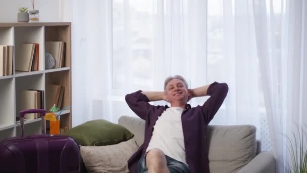 Frohe Feiertage Entspannter Mann Reiseinspiration Glücklicher Kerl Mittleren Alters Der — Stockvideo