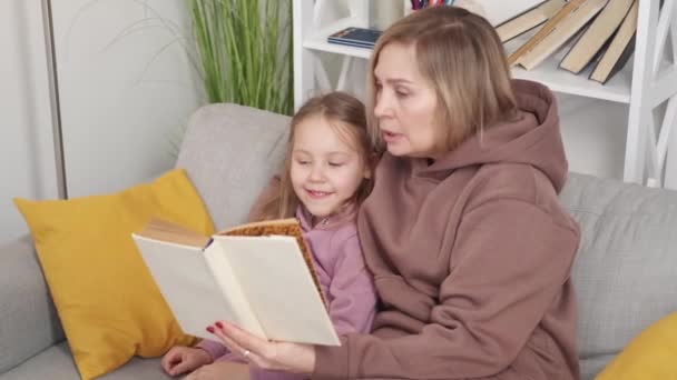 Relação Familiar Ler Avó Uma História Interessante Inspirado Avó Sentada — Vídeo de Stock