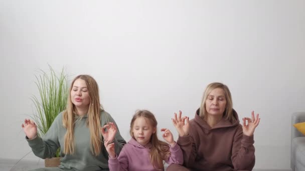 Familjemeditation Kvinnlig Generation Lugnt Humör Lugn Liten Flicka Som Sitter — Stockvideo