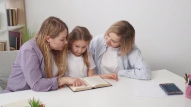 Okuması zor. Çalışkan kız. Aile desteği. Anne ve büyükannenin, kadın çocuğa, aydınlık odada yeni kitap okuma konusunda yardım etmesinden esinlendim..