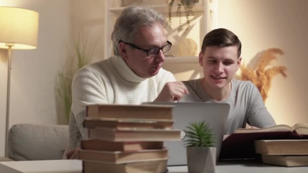 Προετοιμασία Εξετάσεων Εμπνευσμένοι Οικογενειακή Υποστήριξη Έξυπνος Πατέρας Βοηθώντας Γιος Μελετώντας — Αρχείο Βίντεο