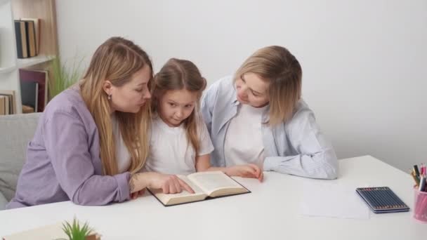 Δύσκολο Διάβασμα Μελετημένο Κορίτσι Οικογενειακή Υποστήριξη Εμπνευσμένη Μητέρα Και Γιαγιά — Αρχείο Βίντεο