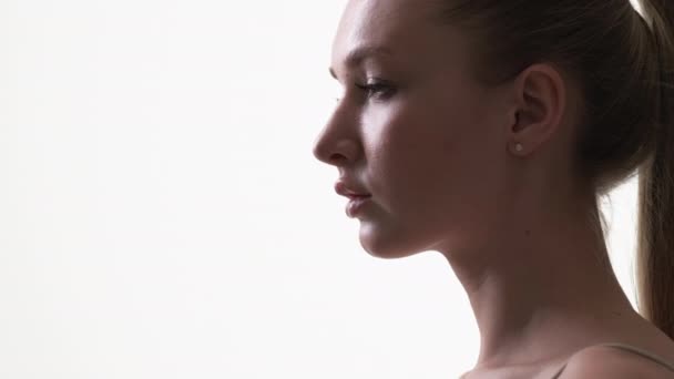 Weibliche Zuversicht Profil Silhouette Porträt Werbe Hintergrund Elegante Ernsthafte Frau — Stockvideo