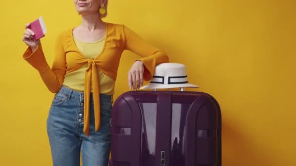 Emoção Viagem Uma Mulher Feliz Humor Viajante Senhora Sorridente Confiante — Vídeo de Stock