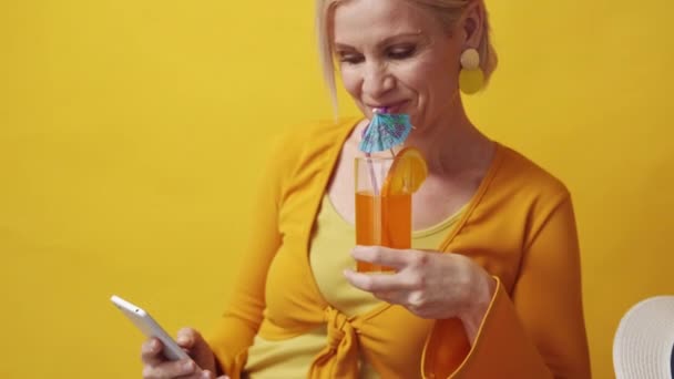 Vida Virtual Feliz Mulher Relaxada Viagem Férias Muito Sorridente Senhora — Vídeo de Stock