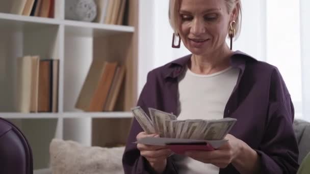 Vakantie Budget Gelukkige Vrouw Reisvoorbereiding Positieve Dame Van Middelbare Leeftijd — Stockvideo