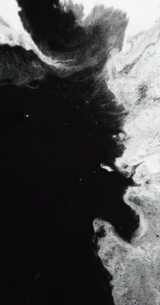 垂直ビデオ 黒いインクの水 遷移オーバーレイ 汚れの流れの動き 白い砂のテクスチャにペイント汚れの塊の流出ブレンド抽象的なフリースペースの背景 — ストック動画