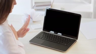 Çevrimiçi pazarlık. İş yok. Uzaktan görüşme. Tanımlanamayan şüpheci kadın, siyah ekranı kopyalayan laptop 'da inkârını gösteriyor.