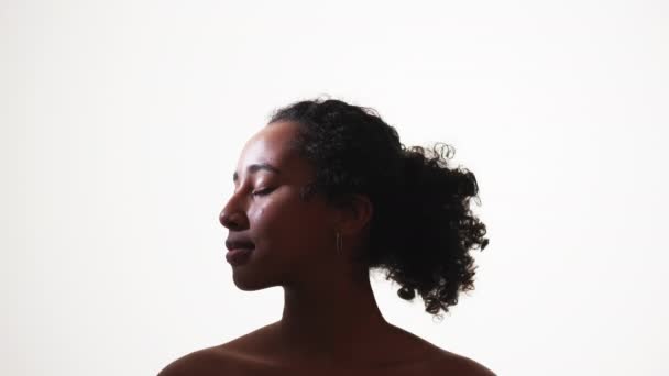 Harmoni Sinne Lugn Kvinna Profilporträtt Leende Vacker Dam Slutna Ögon — Stockvideo