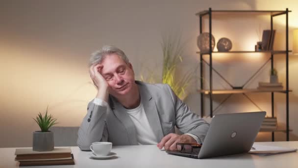 Późna Praca Staruszek Śpiączce Połączenie Cyfrowe Wyczerpany Mężczyzna Drzemka Siedzi — Wideo stockowe