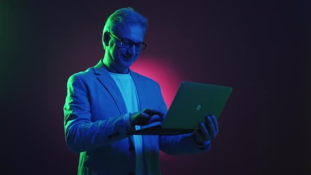 Online Kommunikáció Boldog Öregember Neon Fénykép Mosolygó Idősebb Férfi Öltöny — Stock videók