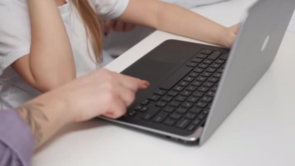 Bestudeer Laptop Onderwijs Voor Kinderen Familie Ondersteuning Onherkenbaar Meisje Typen — Stockvideo