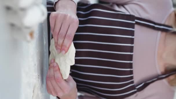 Vídeo Vertical Panadería Casera Cocina Femenina Procesa Alegría Mujer Irreconocible — Vídeos de Stock
