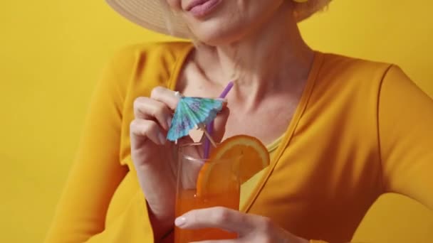 Urlaubsfreude Entspannte Frau Genießen Sie Die Reise Glückliche Unkenntliche Dame — Stockvideo