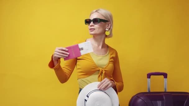 즐거운 자신감 여행에 여름의 여성은 근처에서 여권을 포즈를 취하고 — 비디오