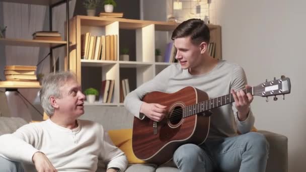 Μάθημα Μουσικής Οικογενειακή Διδασκαλία Στενή Σχέση Εμπνευσμένος Πατέρας Βοηθώντας Γιο — Αρχείο Βίντεο