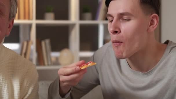 Geniet Van Pizza Gelukkige Mannelijke Familie Thuis Vrije Tijd Tevreden — Stockvideo