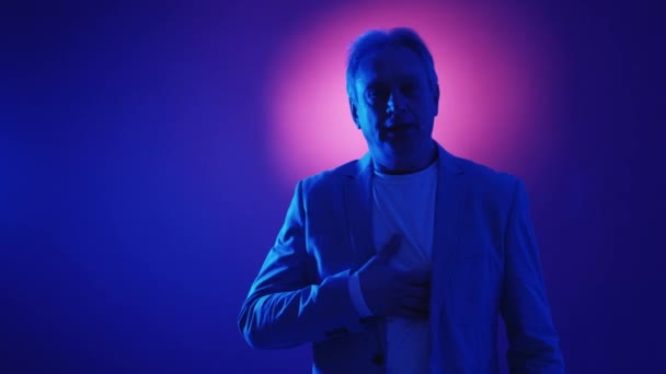 Infarkt Stařec Stresu Neonový Světelný Portrét Starostlivý Muž Drží Ruku — Stock video