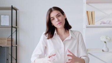 Çevrimiçi pazarlık. Telsiz toplantısı. Uzaktan yönetim. Kendine güvenen bir iş kadını ev ofisinde iş hakkında konuşuyor. Uzun video çekimi.