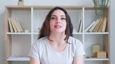 Vlog röportajı. İnternet iletişimi. Online sunum. Hevesli neşeli kadın modern iç mekanlarda fikirleri tartışıyor. Uzun video çekimi.