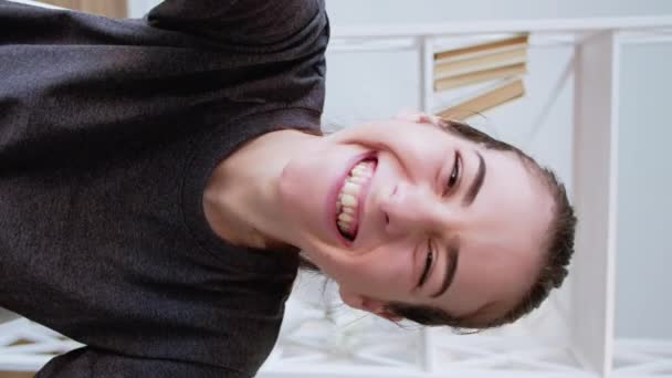Вертикальне Відео Віртуальні Розмови Інтернет Зустріч Натхненна Усміхнена Жінка Махала — стокове відео