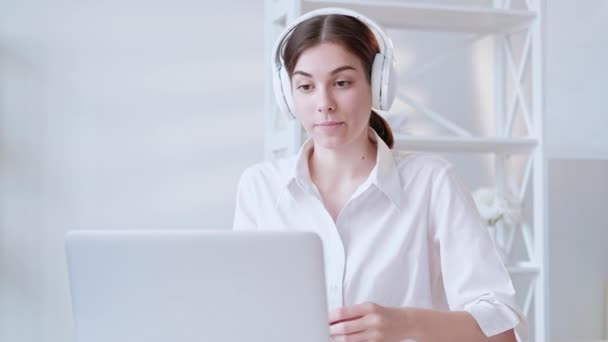 Entrevista Video Reunión Virtual Comunicación Distancia Mujer Segura Los Auriculares — Vídeos de Stock