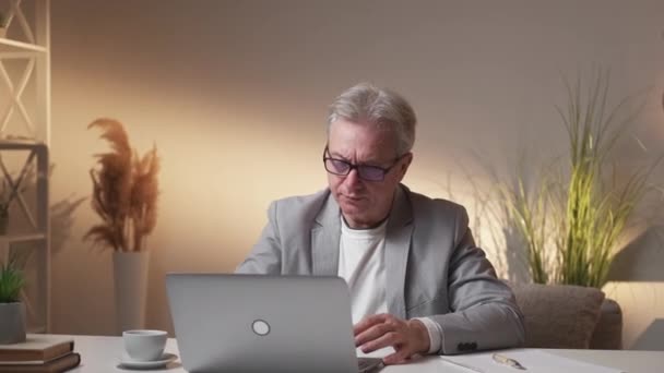 Ciężka Praca Mądry Starzec Projekt Online Zmęczony Męski Zamykający Laptop — Wideo stockowe
