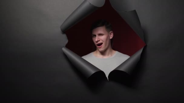 Kniffliger Plan Flirtende Männer Ausdrucksstarke Emotionen Lustiges Porträt Zwinkernder Kerl — Stockvideo