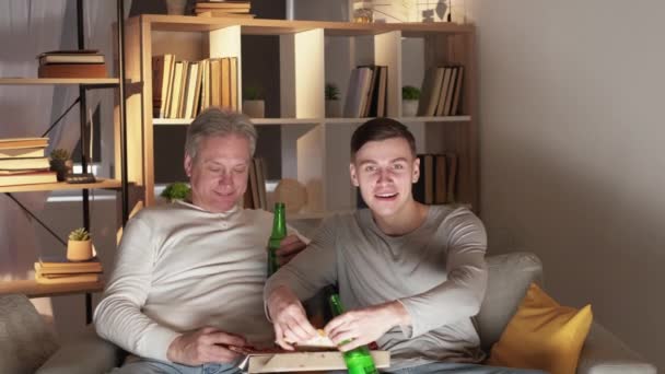 Familie Vrijetijd Gelukkige Mannen Prettig Weekend Positieve Vader Zoon Eten — Stockvideo