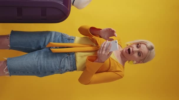 영상입니다 신나는 노란색 배경에 가방을 다니는 스마트 기쁨을 표현하는 중년의 — 비디오