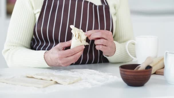 Domowa Piekarnia Proces Twórczy Kobieca Kuchenka Nierozpoznana Starsza Kobieta Pracująca — Wideo stockowe