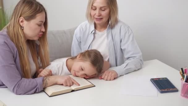 Важко Читати Нецікава Дівчина Сімейна Освіта Мати Бабуся Переконливі Втомлені — стокове відео