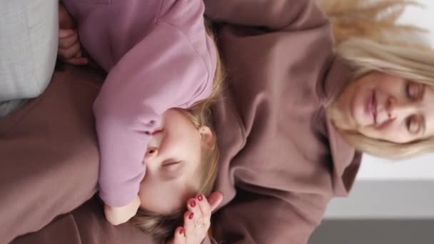 Вертикальное Видео Бабушка Любит Спящая Девушка Семейный Уход Добрая Бабушка — стоковое видео