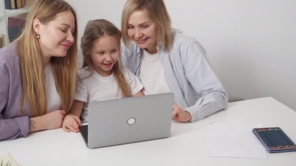 Videoanruf Glückliche Familie Computertechnologie Nettes Kleines Mädchen Gruß Laptop Sitzt — Stockvideo