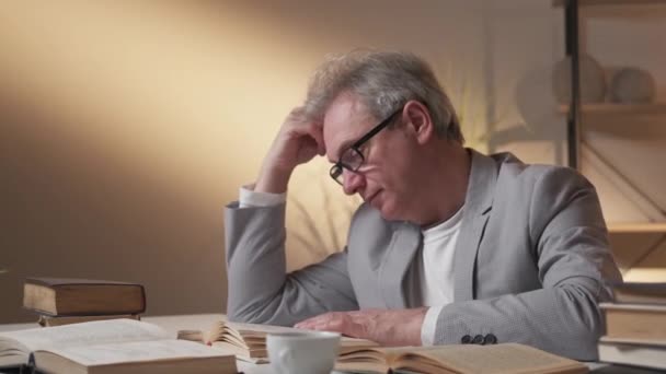 Kutatási Információk Kimerült Ember Másodfokú Fáradt Idős Férfi Elalszik Egy — Stock videók